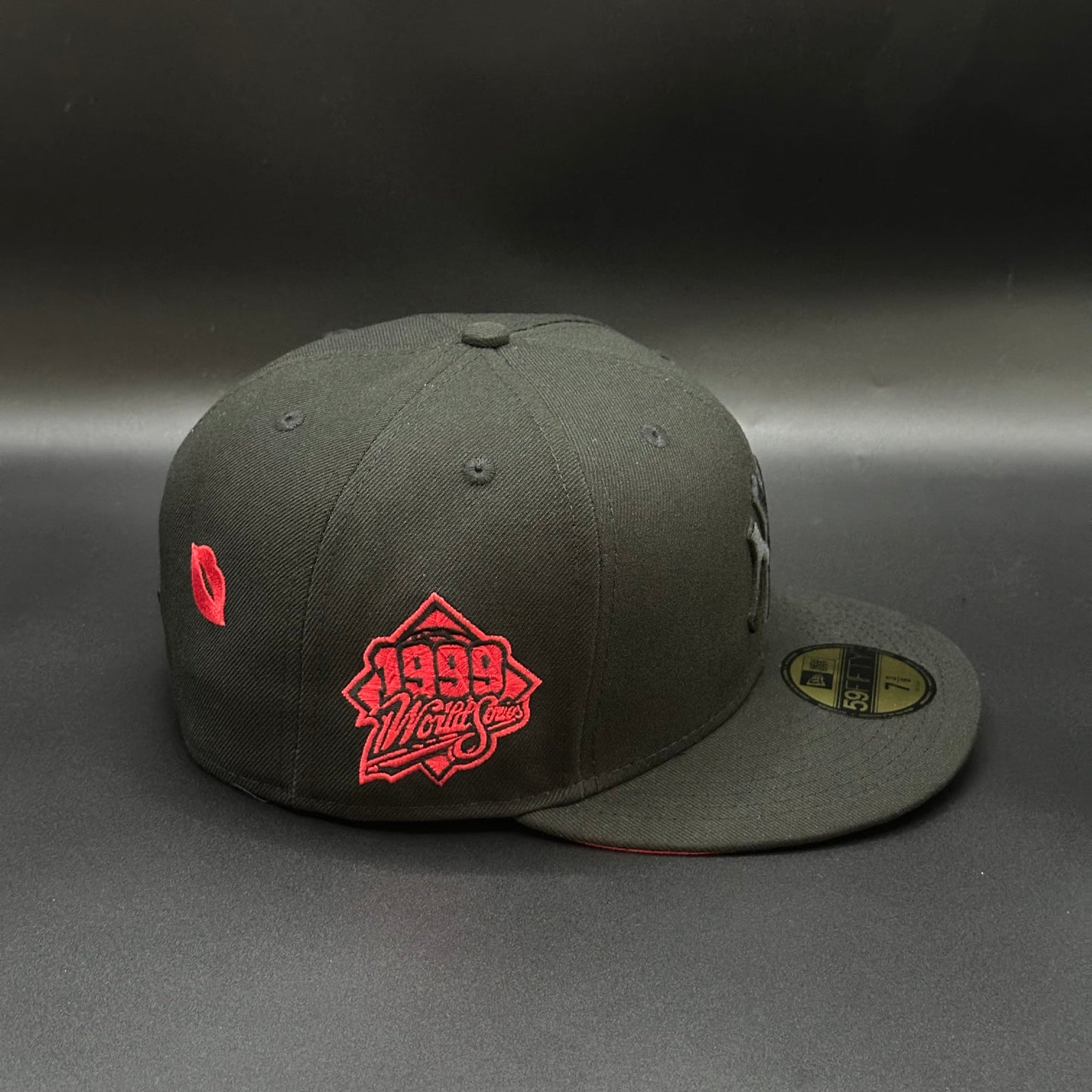 Black Red Kiss New York Yankees 1999 World Series Fitted Cap - view 2