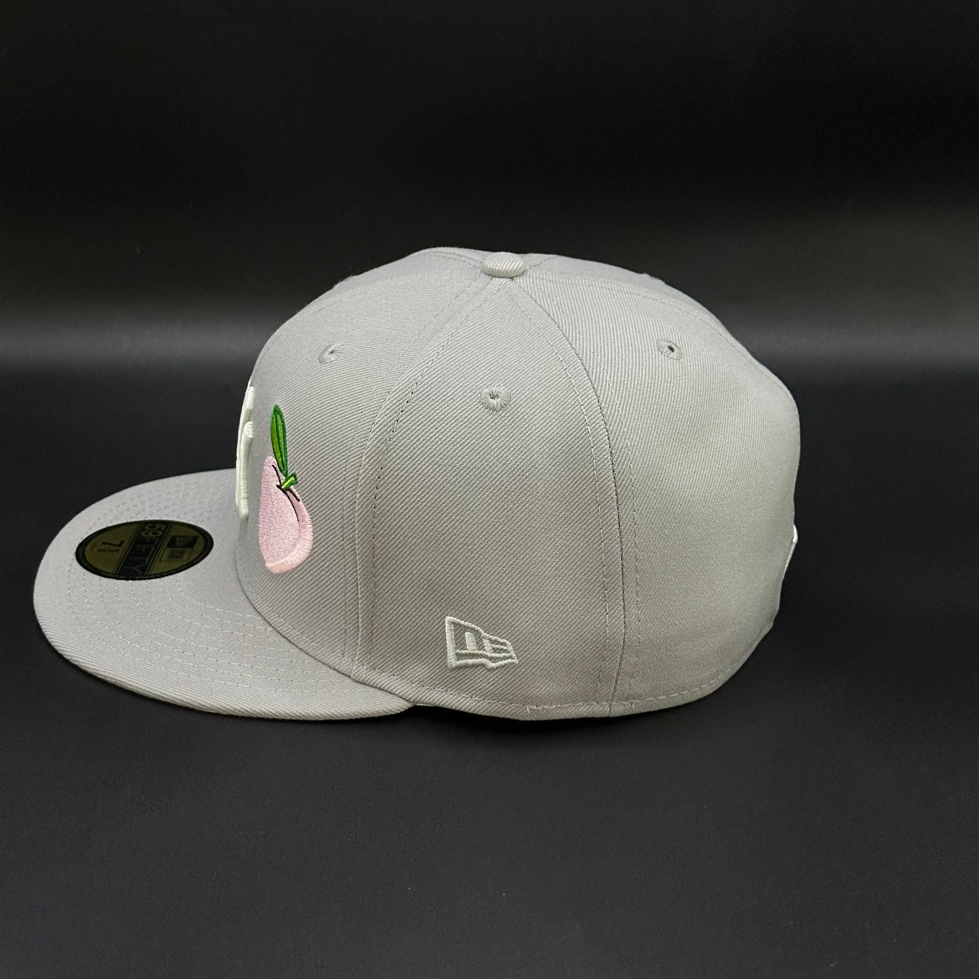 Grey New York Yankees 2002 World Series Pink Fitted Cap - view 3