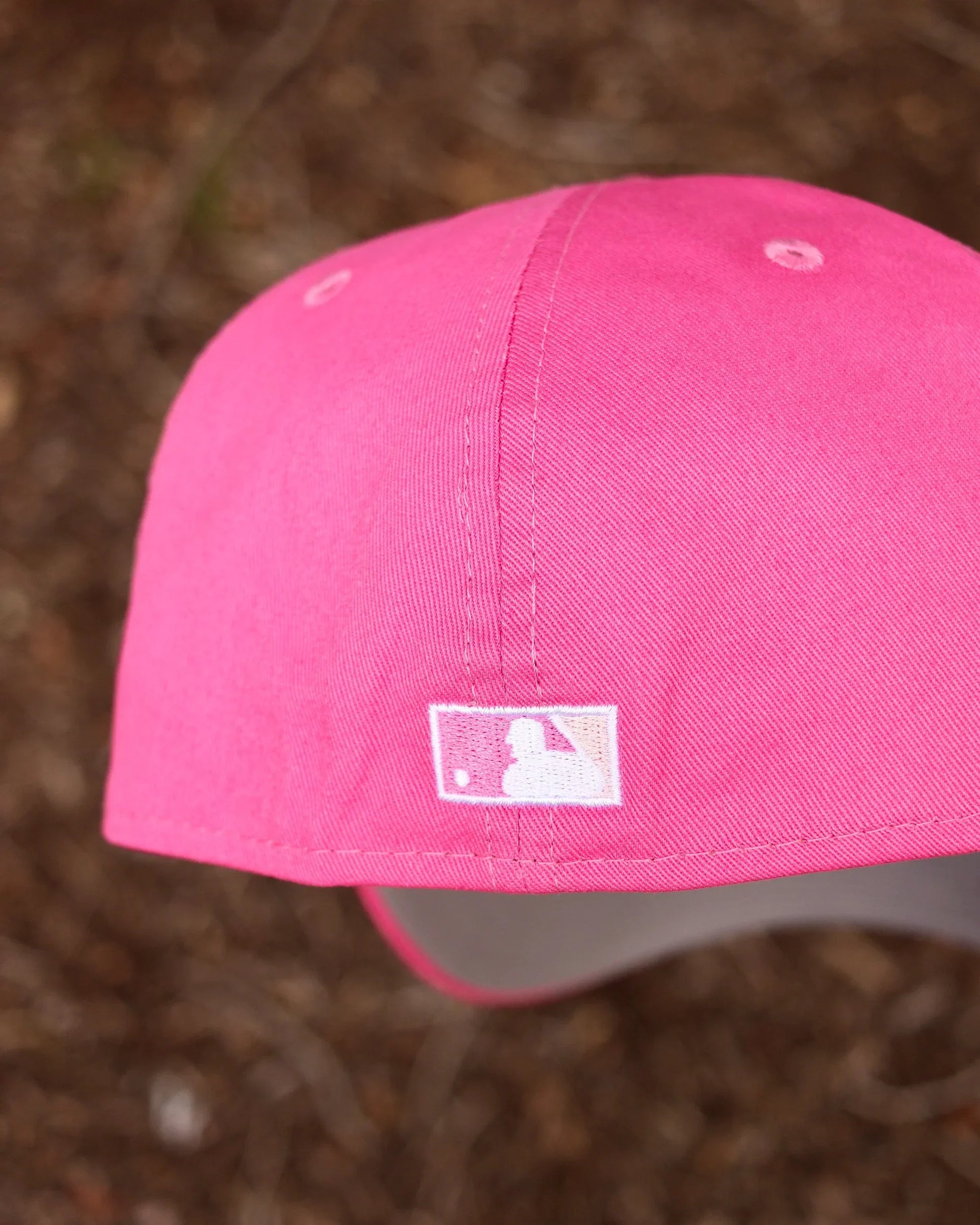 Pink Heart New York Yankees 1999 World Series Fitted Hat - view 4